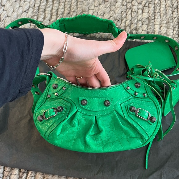 WOMEN'S LE CAGOLE XS SHOULDER BAG IN GREEN
*AUTHENTIC* has receipt & dustbag - Picture 2 of 14